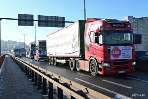 Przejazd protestujących przewoźnik&oacute;w drogowych Estakadą Kwiatkowskiego