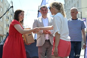 Rozdanie nagr&oacute;d wśr&oacute;d zwycięzc&oacute;w Biegu Kelner&oacute;w. Na zdjęciu m.in: członek zarządu wojew&oacute;dztwa pomorskiego Adam Gawrylik i wiceprezydentka Gdyni Oktawia Gorzeńska 