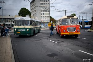 Parada autobusów i trolejbusów // fot. Dawid Linkowski