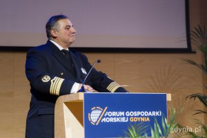 Prof. dr hab. inż. kpt. ż.w. Adam Weintrit, rektor Uniwersytetu Morskiego w Gdyni podczas prezentacji o nowym „Darze Młodzieży”
