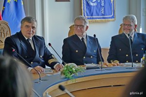 Od lewej: prof. dr hab. inż. kpt. ż. w. Adam Weintrit – rektor Uniwersytetu Morskiego w Gdyni, oraz prorektorzy prof. UMG dr hab. Dariusz Barbucha i prof. UMG dr hab. Sambor Guze podczas spotkania z tajwańską delegacją na Uniwersytecie Morskim