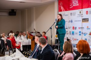 Przy mikrofonie prezydent Gdyni Aleksandra Kosiorek