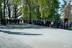 zUczestnicy gdyńskich uroczystości z okazji 80. rocznicy zakończenia II wojny światowej zgromadzeni na Cmentarzu Wojennym w Redłowie 
