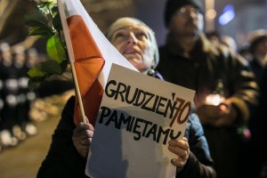 Wieczorne uroczystości z okazji 48. rocznicy Grudnia '70 // fot. Karol Stańczak