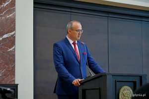 Wicewojewoda pomorski Emil Rojek przemawiający podczas uroczystości z okazji 106. rocznicy utworzenia Uniwersytetu Morskiego w Gdyni 
