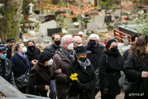 Prof. Jerzego Limona żegnali najbliżsi, współpracownicy, politycy, samorządowcy, ludzie kultury, artyści i przyjaciele. W pierwszym rzędzie z żonkilami w ręku - Justyna Limon, wdowa po profesorze  // fot. Karol Stańczak