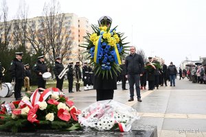 Oleksandr Plodystyi – konsul generalny Ukrainy w Gdańsku składający kwiaty podczas uroczystości z okazji 98. rocznicy nadania Gdyni praw miejskich 