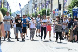 Podczas Kulinarnej Świętojańskiej nie zabrakło kluczowego punktu programu - Biegu Kelner&oacute;w. Na zdjęciu uczestnicy kategorii Amatorzy