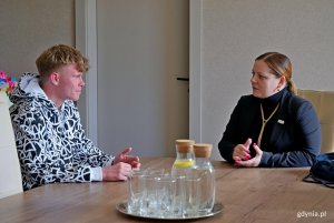 Prezydent Gdyni Aleksandra Kosiorek podczas spotkania z Dominikiem Kaletą, młodym mieszkańcem Chwarzna-Wiczlina 