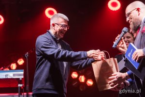 Gala finałowa X edycji Przeglądu Teatrów Amatorskich „Kurtyna” w gdyńskim Małym Kacku. Wręczenie jednej z nagród „Kurtyna dla przyjaciół” dla ks. Mariusza Lacha (fot. Paweł Budziński)