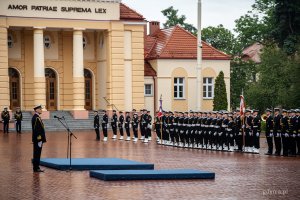 Uroczystość promocji na stopnie oficerskie dla absolwentów kursów oficerskich na Akademii Marynarki Wojennej w Gdyni (fot. Kamil Złoch)
