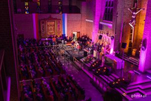 Publiczność i muzycy przy ołtarzu w kościele oo. Franciszkanów podczas Zaduszek Jazzowych // fot. Karol Stańczak