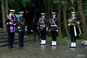 Modlitwa prowadzona przez kapelan&oacute;w Marynarki Wojennej podczas uroczystości  z okazji 87. rocznicy wybuchu II wojny światowej na Cmentarzu Wojennym w Redłowie 