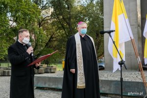 Z okazji Dnia Papieskiego wspólną modlitwę przed pomnikiem Ofiar Grudnia '70 poprowadził bp Wiesław Szlachetka // fot. Karol Stańczak