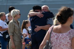 Załogę na nabrzeżu żegnały rodziny, fot. materiały prasowe