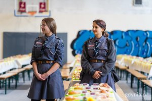 W przygotowanie śniadania zaanagażowania się r&oacute;wnież harcerze (fot. Paweł Budziński)