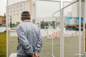Meżczyzna ogladający wystawę „Wczoraj i dziś” na placu Grunwaldzkim // fot. Karol Stańczak