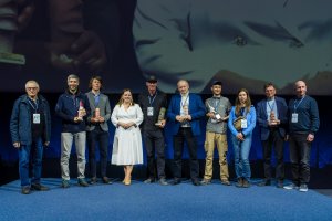 Laureaci tegorocznych nagr&oacute;d Kolosy z prezydent Gdyni Aleksandrą Kosiorek (fot. Paweł Budziński)