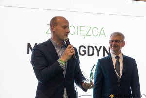 Podczas odbywających się w Warszawie II Międzynarodowych Targów EkoFloty 2017 Gdynia została wyróżniona nagrodą w kategorii Eko-Samorząd roku. Statuetkę odebrał wiceprezydent Gdyni Bartosz Bartoszewicz // fot. Maciej Gis