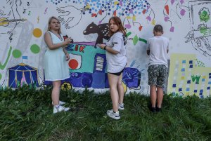 Od lewej: Tatiana, Wiktoria i Kuba. Mural na tyłach budynku Chwarznieńska 36 // fot. Karolina Misztal-Świderska