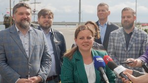  Na zdjęciu: prezydent Aleksandra Kosiorek, przewodniczący Rady Miasta Gdyni Tadeusz Szemiot, radni: Dominik Aziewicz, Larysa Kramin i Łukasz Strzałkowski oraz dyrektor ZDiZ Michał Felon (fot. Łukasz Czerwiński)
