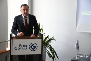 Podpisanie umowy na budowę mroźni w Porcie Gdynia. Przemawia Tomasz Augustyniak, wiceprezydent Gdyni. (fot. Łukasz Kamasz)