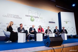 „Jak samorząd ma mądrze poradzić sobie z szansą, jaką jest smart city”: Bartosz Bartoszewicz – wiceprezydent Gdyni ds. jakości życia, Krzysztof Izdebski z Open Spending EU Coalition oraz Fundacji im. Stefana Batorego, Małgorzata Jarosińska-Jedynak – sekretarz stanu w Ministerstwie Funduszy i Polityki Regionalnej, Wojciech Łachowski z Obserwatorium Polityki Miejskiej i Instytutu Rozwoju Miast i Regionów, Michał Łakomski – pełnomocnik prezydenta Poznania ds. smart city oraz Dionizy Smoleń – dyrektor sektora publicznego w PwC Polska // fot. Kamil Złoch