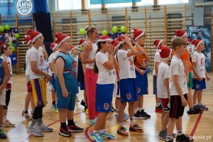 Dzieci trenują z koszykarzami