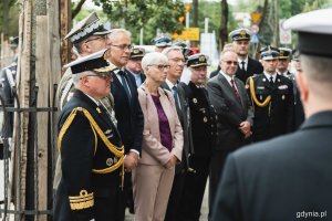 Od lewej: wiceadm. Krzysztof Jaworski - dowódca Centrum Operacji Morskich - Dowództwa Komponentu Morskiego, gen. broni Tomasz Piotrowski - dowódca operacyjny rodzajów sił zbrojnych, Alain Mompert - konsul honorowy Francji na Pomorzu, Joanna Zielińska - przewodnicząca Rady Miasta Gdyni i Zenon Roda - radny Gdyni podczas uroczystego odsłonięcia tablicy na budynku przy ul. Waszyngtona 44 // fot. Kamil Złoch