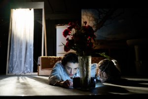 Zdjęcie z pr&oacute;by medialnej spektaklu &bdquo;O dw&oacute;ch takich, co ukradli Księżyc&rdquo;. Od prawej: Weronika Nawieśniak i Martyna Matoliniec jako Jacek i Placek (fot. Piotr Pędziszewski)