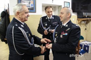 Wręczanie medali strażakom (fot. Michał Sałata, gdynia.pl)
