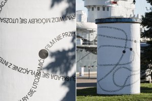 Plakat przy ORP Błyskawica z cytatem: "„Film nie przemówi do publiczności, jeśli składa się wyłącznie z intelektualnych spekulacji pozbawionych emocji, uczuć i przemyśleń, z którymi widz mógłby się utożsamić”. // fot. Traffic Design