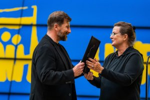Beata Jaworowska &ndash; zastępca dyrektora Departamentu Kultury Urzędu Marszałkowskiego Wojew&oacute;dztwa Pomorskiego wręczająca nagrodę fotoreporterowi Krzysztofowi Mystkowskiemu podczas gali Gdańsk Press Photo 2026
