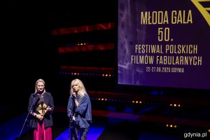 Agata Kozierańska-Burda i Joanna Łapińska. Młoda Gala 50. Festiwalu Polskich Filmów Fabularnych w Gdyni na Scenie Nowej w Teatrze Muzycznym (fot. Karol Stańczak)