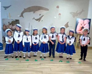 Dzieci w strojach marynarskich