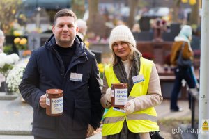 Wiceprezydent Maciej Zielonka i radna miasta Monika Strzałkowska podczas kwesty na rzecz gdyńskiego hospicjum