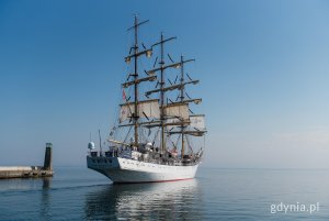 &bdquo;Dar Młodzieży" rozpoczął dziś rejs liczący około 12 tysięcy mil morskich (fot. Paweł Budziński)
