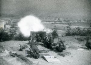 Żołnierze Armii Czerwonej ostrzeliwujący Niemców broniących się jeszcze na Kępie Oksywskiej, fot. nieznany, 28.03-4.04.1945 (zbiory Muzeum Miasta Gdyni, Rfot_I_198_18)
