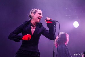 Jehnny Beth podczas koncertu na Open'erze 