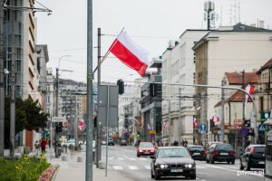 Biało-czerwone flagi na ul. 10 Lutego// fot. Karol Stańczak