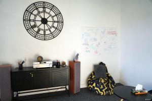 Fotel i zegar na ścianie