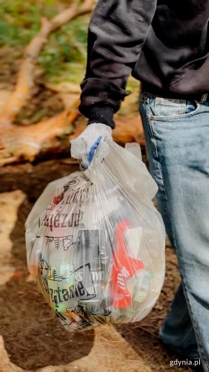 Uczniowie Centrum Kształcenia Zawodowego i Ustawicznego nr 1, w trakcie prac na Pog&oacute;rzu (fot. Adrianna Jask&oacute;łka)