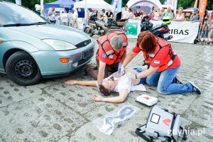 Symulacja wypadku. Ratownicy udzielają pomocy rannemu w wypadku