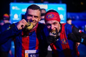 Zawodnicy z medalami za linią mety (fot. Karol Stańczak) 