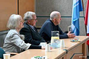 Od lewej: prof. Maria Jolanta Sołtysik, mgr inż. arch. Marek Karzyński &ndash; były dyrektor Biura Planowania Przestrzennego Miasta Gdyni oraz były wiceprezydent Gdyni Marek Stępa podczas spotkania w Urzędzie Miasta Gdyni