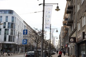 Na ulicy Świętojańskiej zawisły flagi w kaszubskich barwach i z motywem kaszubskiego haftu z okazji Dnia Jedności Kaszub&oacute;w 