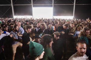 Uczestnicy festiwalu bawiący się pod jedną ze scen