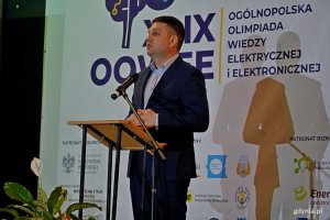 Wiceprezydent Gdyni Maciej Zielonka przemawiający podczas otwarcia finału XLIX Og&oacute;lnopolskiej Olimpiady Wiedzy Elektrycznej i Elektronicznej 