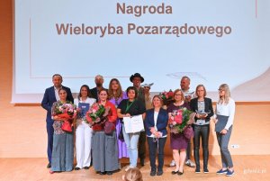 Laureaci Srebrnych Śledzi 2026. Na zdjęciu m.in: wiceprezydent Gdyni Tomasz Augustyniak, Fundacje: Przytulamy Emocje, Ziołogr&oacute;d,  