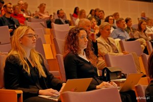Uczestnicy konferencji „Modernizm w Europie – modernizm w Gdyni” zebrani w PPNT Gdynia